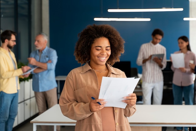 Personas que trabajan como empresa en equipo