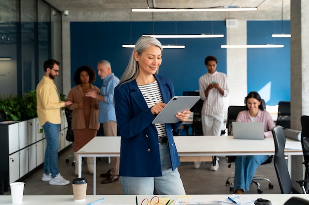 Personas que trabajan como empresa en equipo