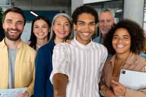 Foto gratuita personas que trabajan como empresa en equipo