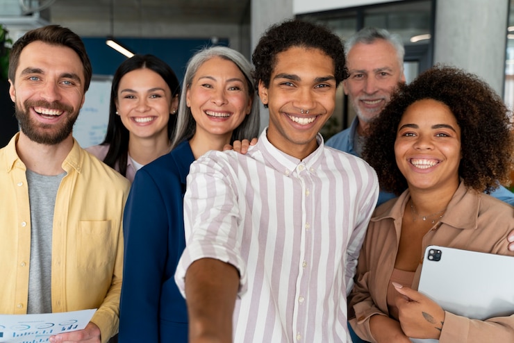 Foto gratuito personas que trabajan como empresa en equipo