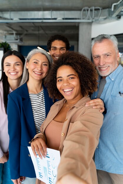 Personas que trabajan como empresa en equipo