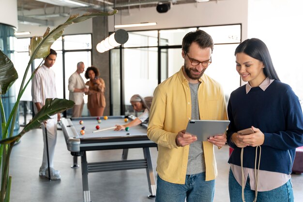 Personas que trabajan como empresa en equipo