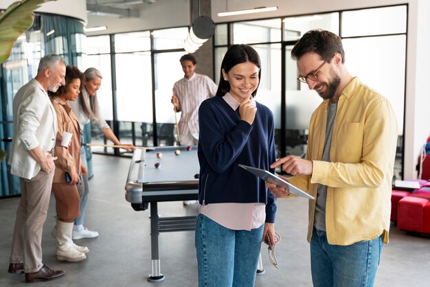 Personas que trabajan como empresa en equipo