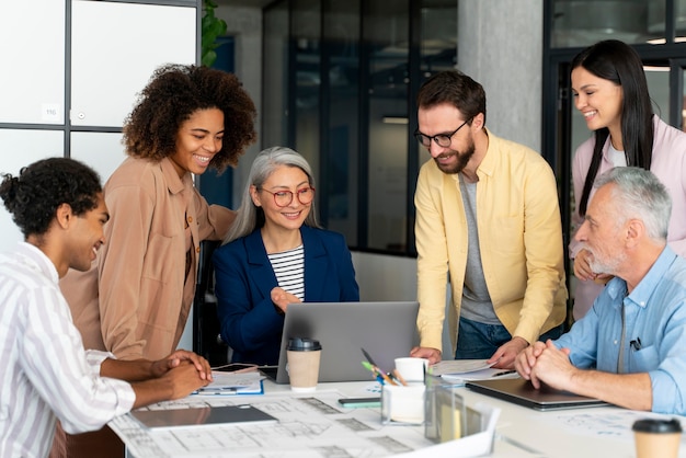 Personas que trabajan como empresa en equipo