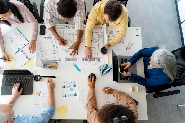 Foto gratuita personas que trabajan como empresa en equipo