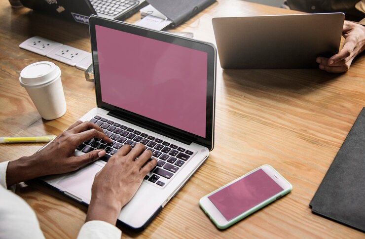 Foto gratuito personas que trabajan en una computadora portátil en una reunión