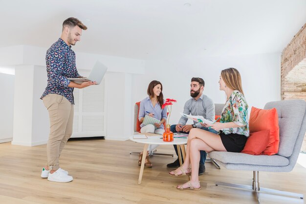 Personas que trabajan en equipo