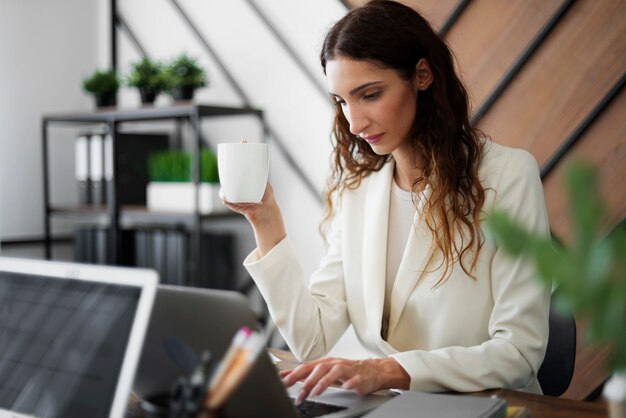 Personas que trabajan en un espacio de oficina elegante y acogedor.