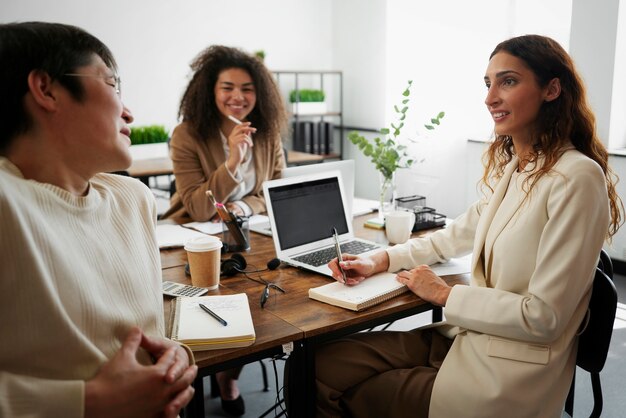 Personas que trabajan en un espacio de oficina elegante y acogedor.