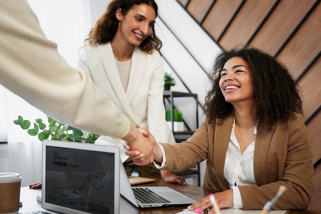 Foto gratuita personas que trabajan en un espacio de oficina elegante y acogedor.