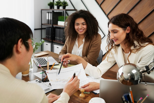 Foto gratuita personas que trabajan en un espacio de oficina elegante y acogedor.