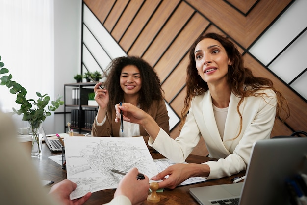 Foto gratuita personas que trabajan en un espacio de oficina elegante y acogedor.