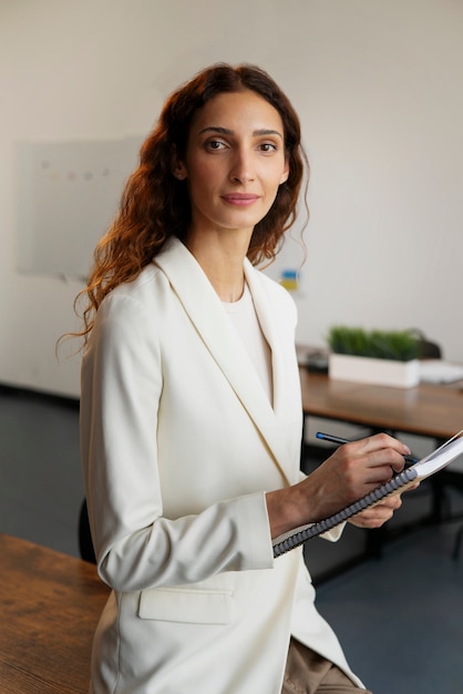 Personas que trabajan en un espacio de oficina elegante y acogedor.