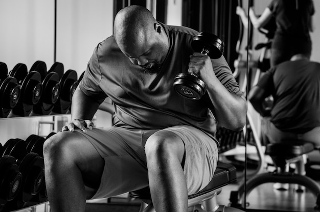 Las personas que trabajan en un gimnasio