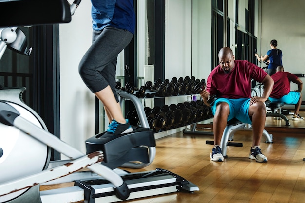 Las personas que trabajan en un gimnasio