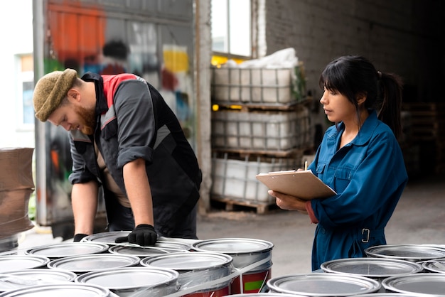 Foto gratuita personas que trabajan juntas en un almacén.