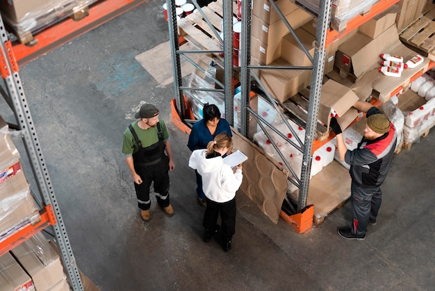 Personas que trabajan juntas en un almacén.