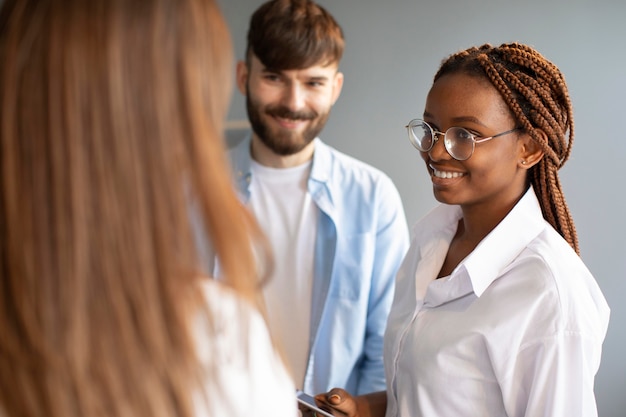 Personas que trabajan juntas en una empresa de nueva creación.