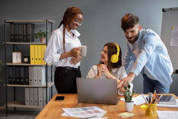 Personas que trabajan juntas en una empresa de nueva creación.