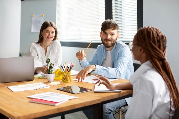 Personas que trabajan juntas en una empresa de nueva creación.