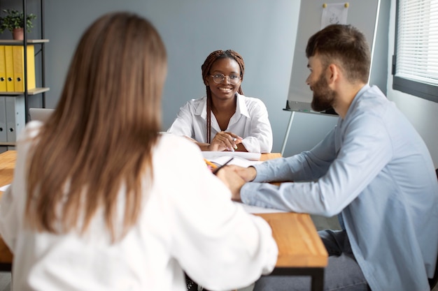 Personas que trabajan juntas en una empresa de nueva creación.