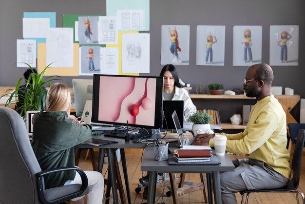 Personas que trabajan juntas en un estudio de animación.