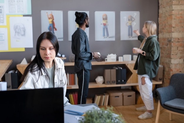 Personas que trabajan juntas en un estudio de animación.