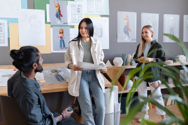 Personas que trabajan juntas en un estudio de animación.