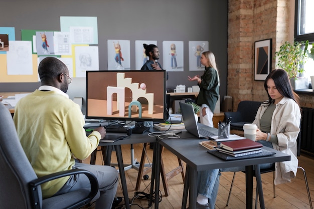 Personas que trabajan juntas en un estudio de animación.