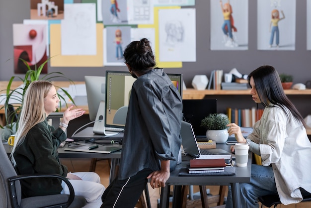 Personas que trabajan juntas en un estudio de animación.