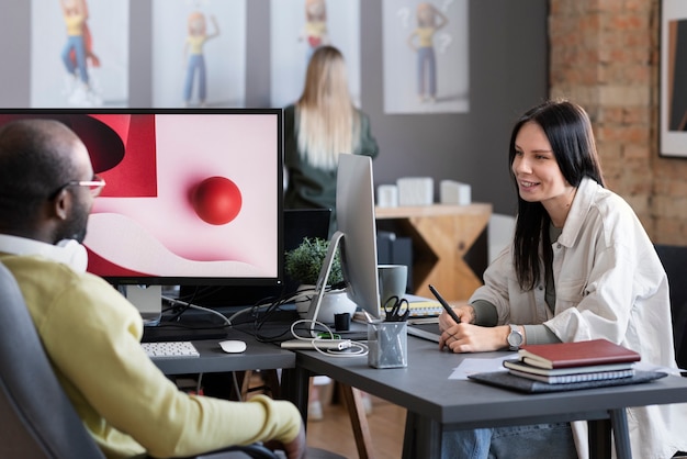 Personas que trabajan juntas en un estudio de animación.