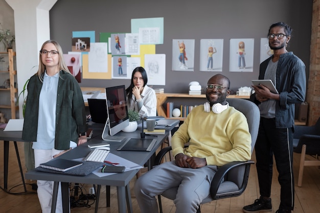 Personas que trabajan juntas en un estudio de animación.