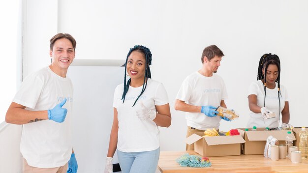 Personas que trabajan juntas en una instalación de donación.