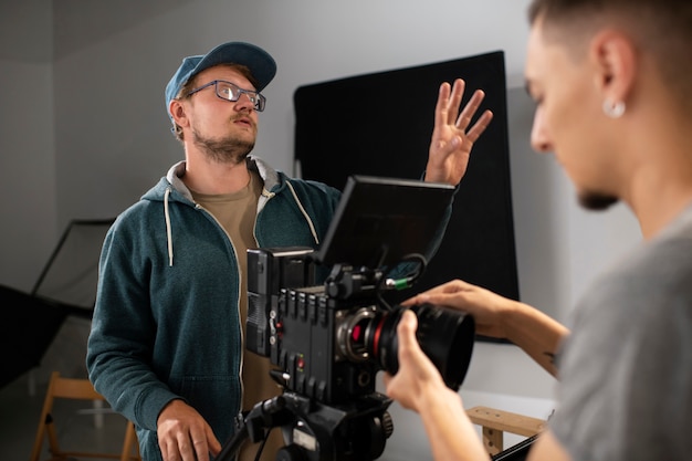 Foto gratuita personas que trabajan juntas para una nueva película.