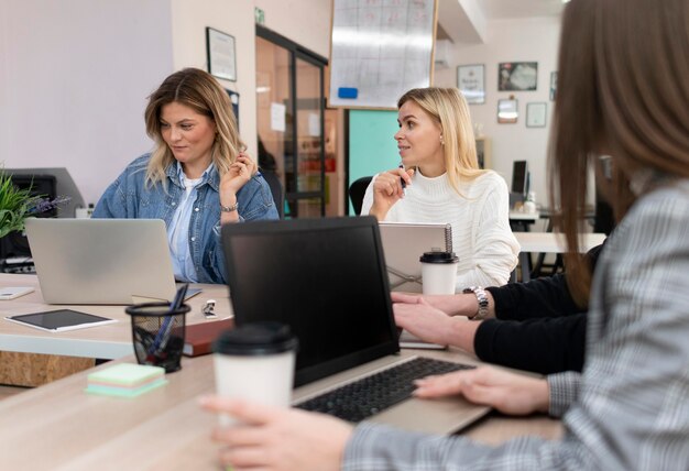 Personas que trabajan juntas para un nuevo proyecto.