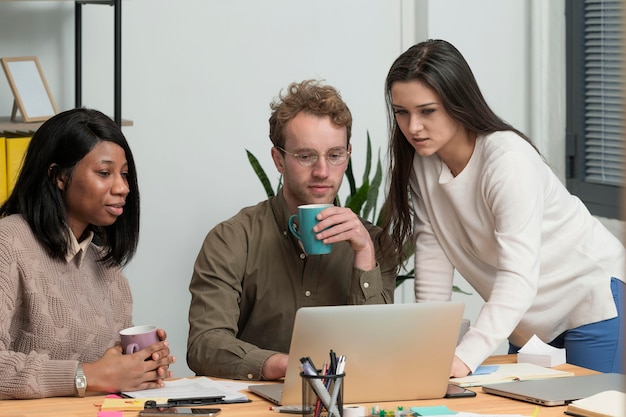 Personas que trabajan juntas para un proyecto.