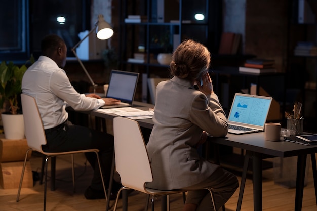 Personas que trabajan en la oficina