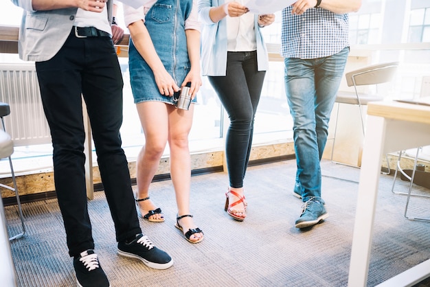 Las personas que trabajan en oficinas ligeras