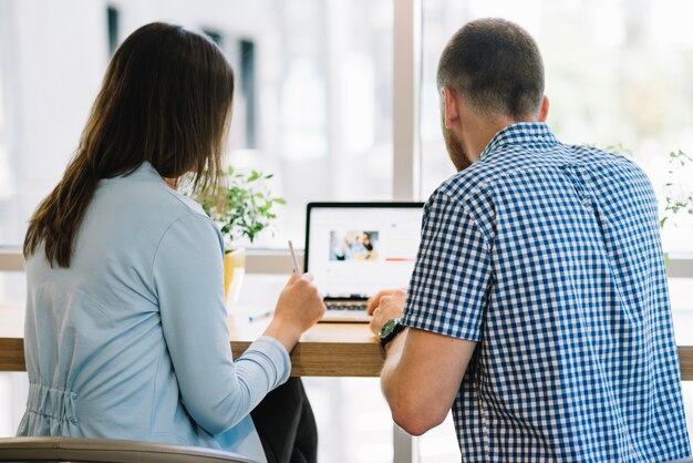 Personas que trabajan en proyecto en la computadora portátil