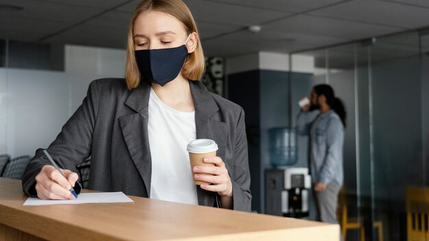 Personas que trabajan respetando la restricción de distanciamiento social