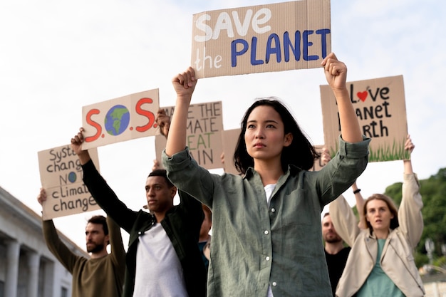 Personas que se unen a una protesta por el calentamiento global