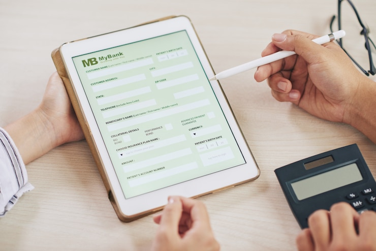 Foto gratuito personas que usan tableta con aplicación de banco