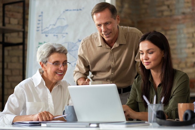 Personas que utilizan dispositivos digitales durante una reunión