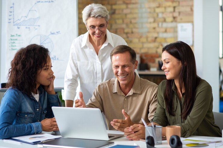 Foto gratuito personas que utilizan dispositivos digitales durante una reunión