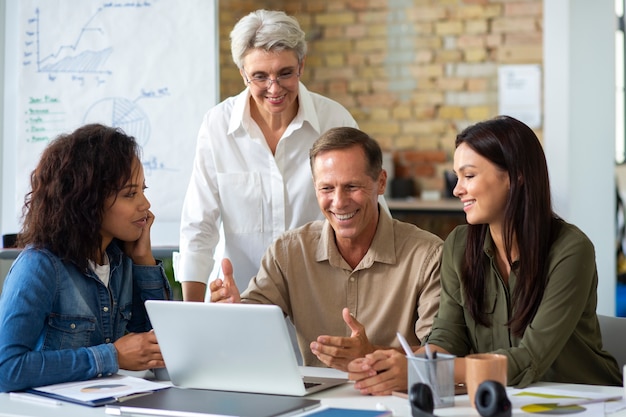 Personas que utilizan dispositivos digitales durante una reunión