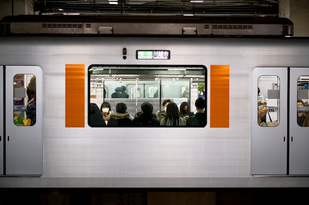 Foto gratuita personas que viajan por la ciudad.