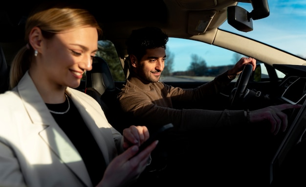 Personas que viajan en coche eléctrico.