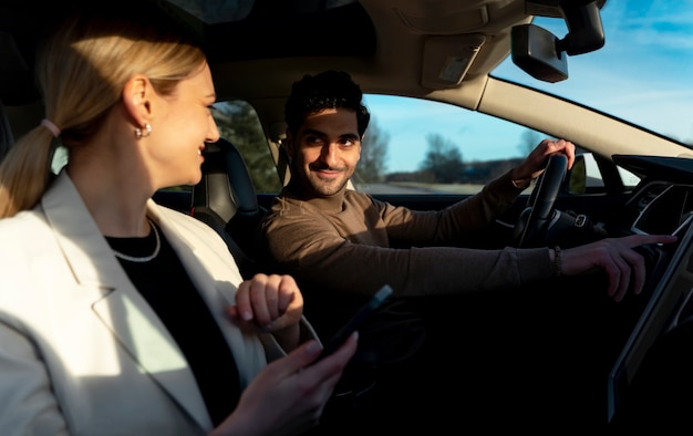 Personas que viajan en coche eléctrico.