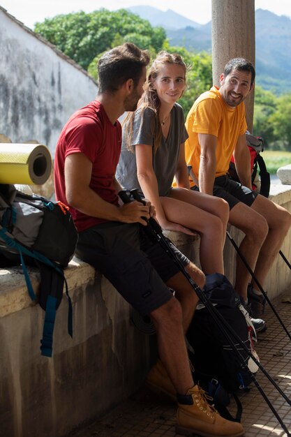 Personas que viajan juntas con sus mochilas.