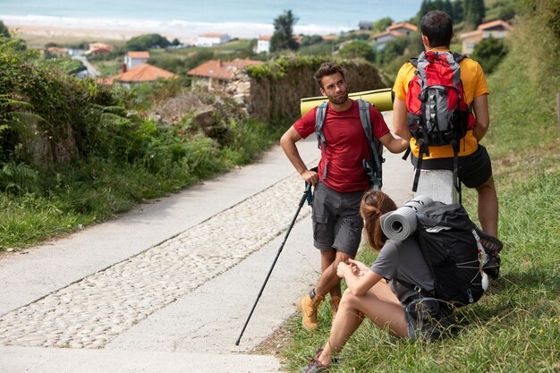 Personas que viajan juntas con sus mochilas.